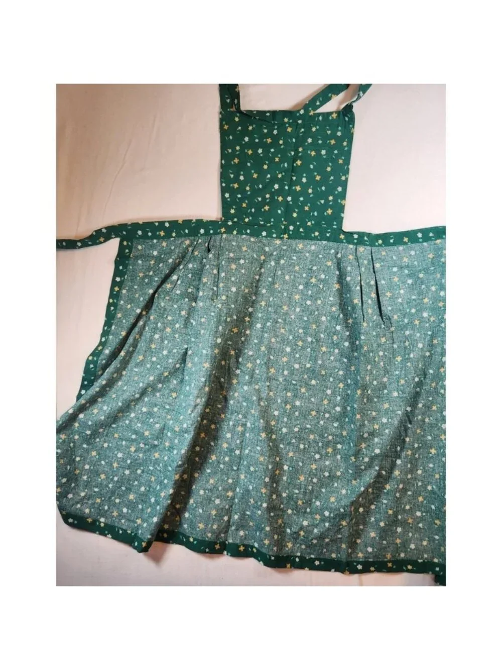 Vintage Green Floral Bib Apron Ditsy Flower Print Two Pocket Cottagecore Kitchen